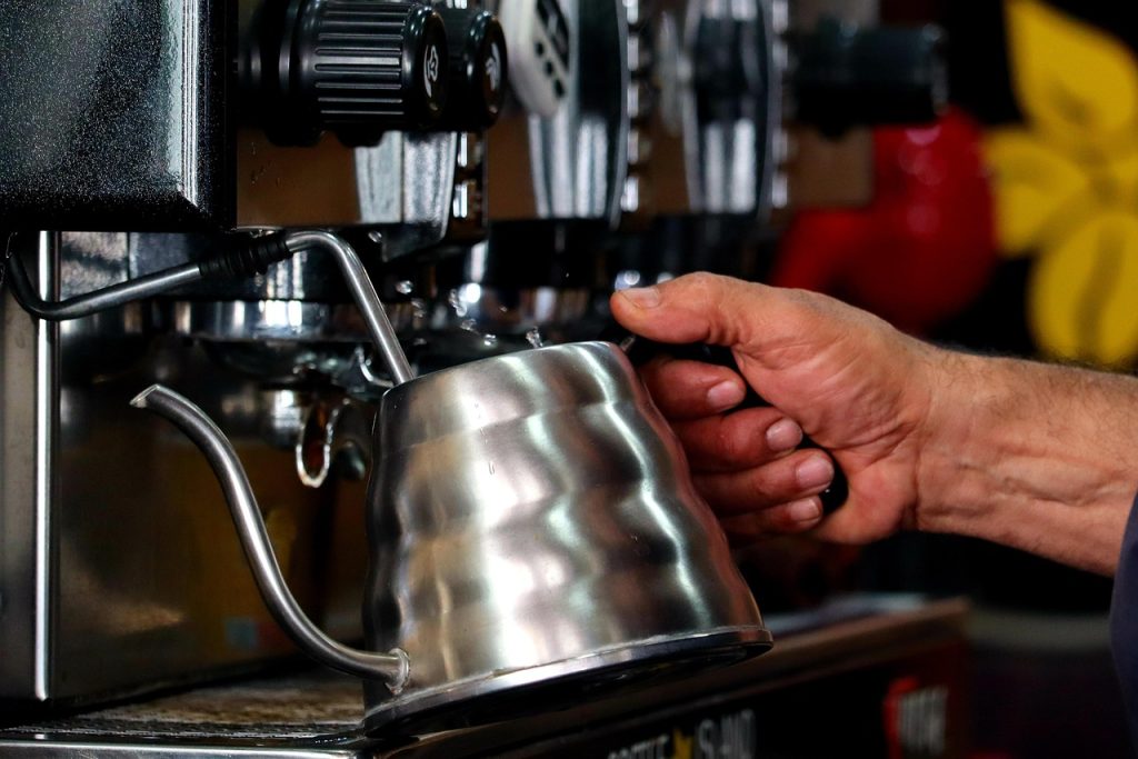 Comment faire du café : 7 étapes essentielles pour un café réussi 2 Comment faire du café - Préparer du café à la maison dans une ambiance chaleureuse