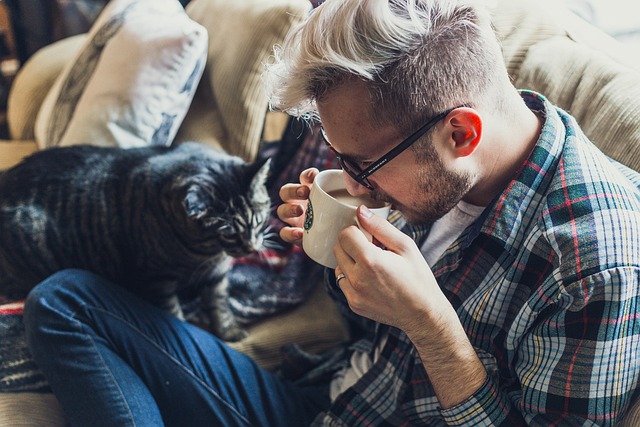 Le café augmente-t-il le cholestérol ? 4 Homme boire café cholestérol
